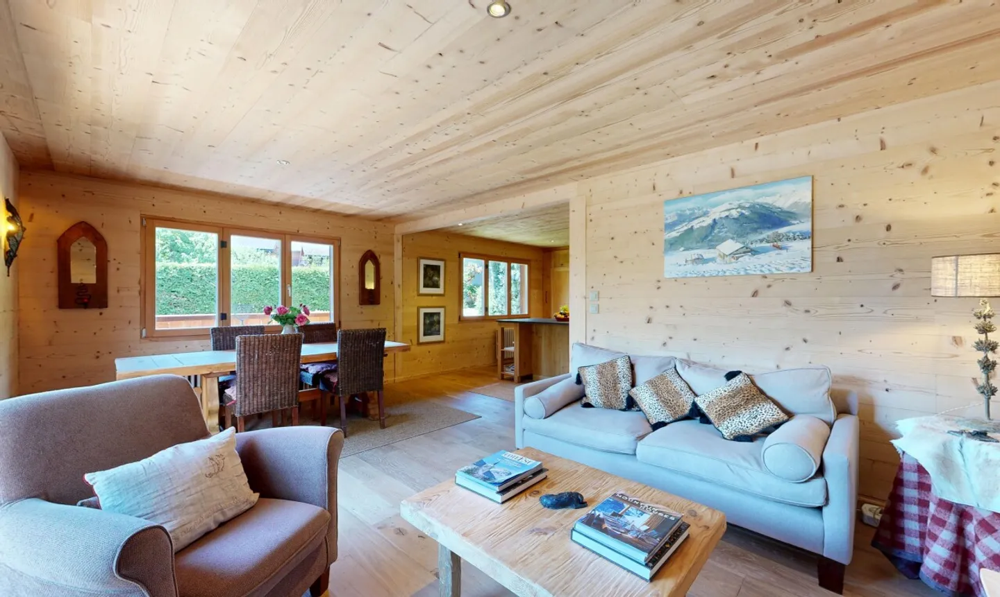 Exclusive: magnificent chalet with 2 apartments - Photo 4 of 11