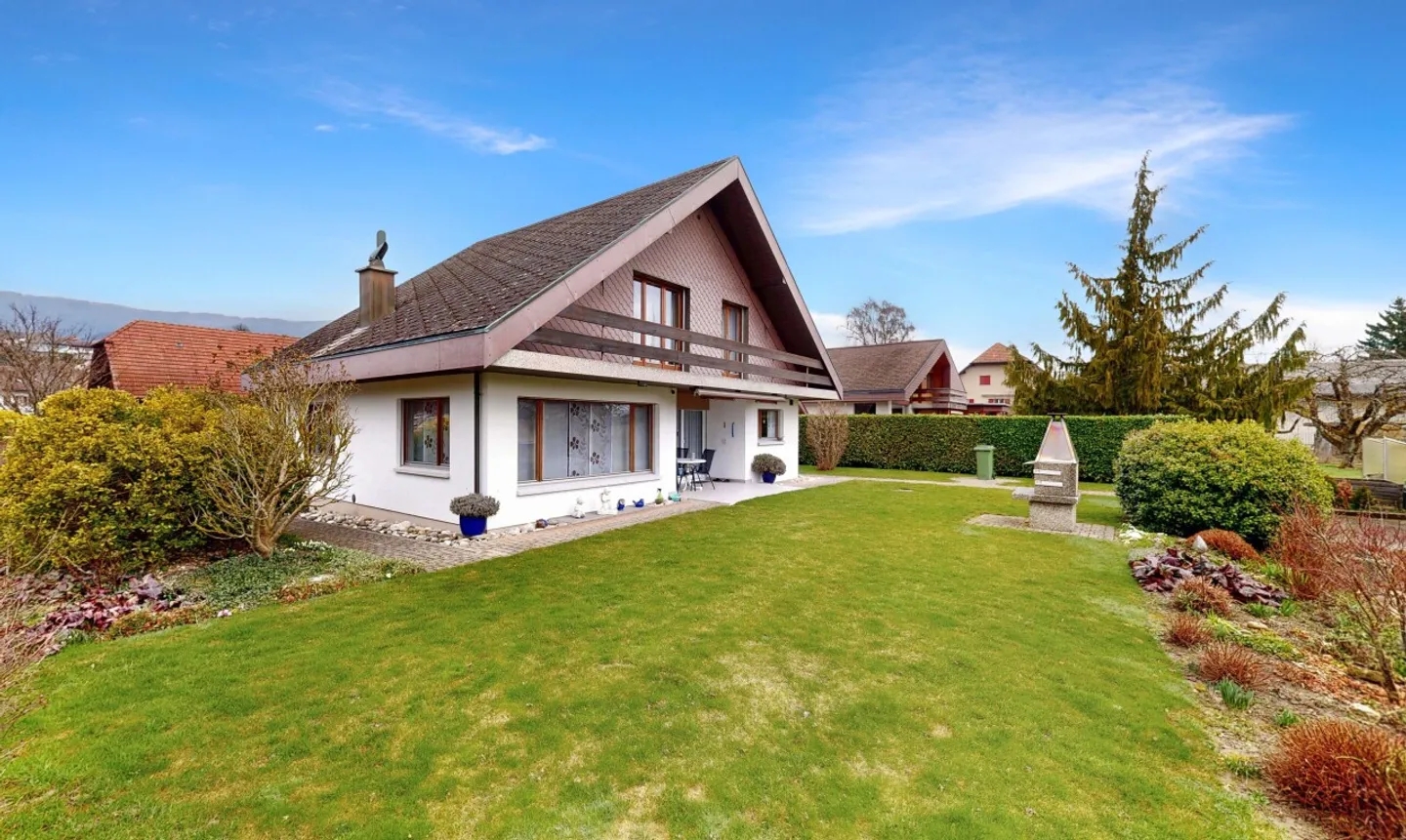 Quiet detached house with large plot and potential - Photo 1 of 11