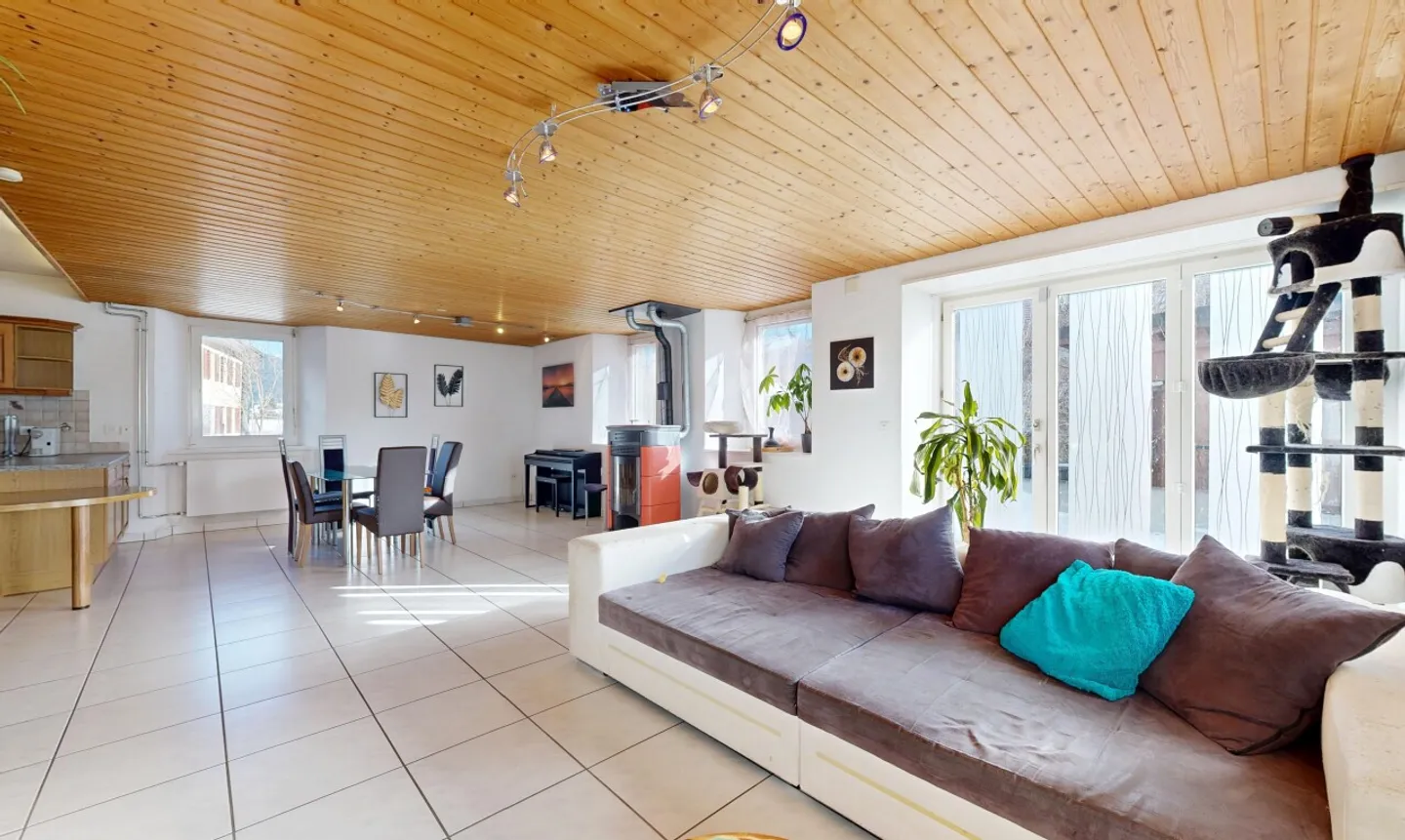 Casa familiare luminosa con grande potenziale - Foto 4 di 11