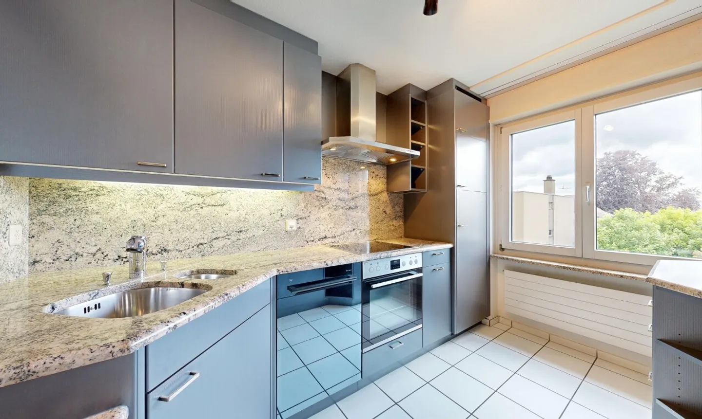 Bright 3.5 Room Apartment with Balcony and Garage in Schönenwerd - Photo 3 of 11