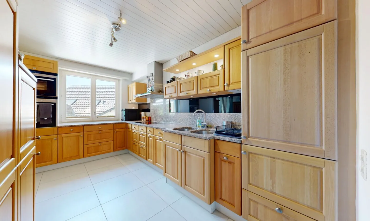 Extraordinary 6.5-Room Semi-Detached Family House - Photo 7 of 11