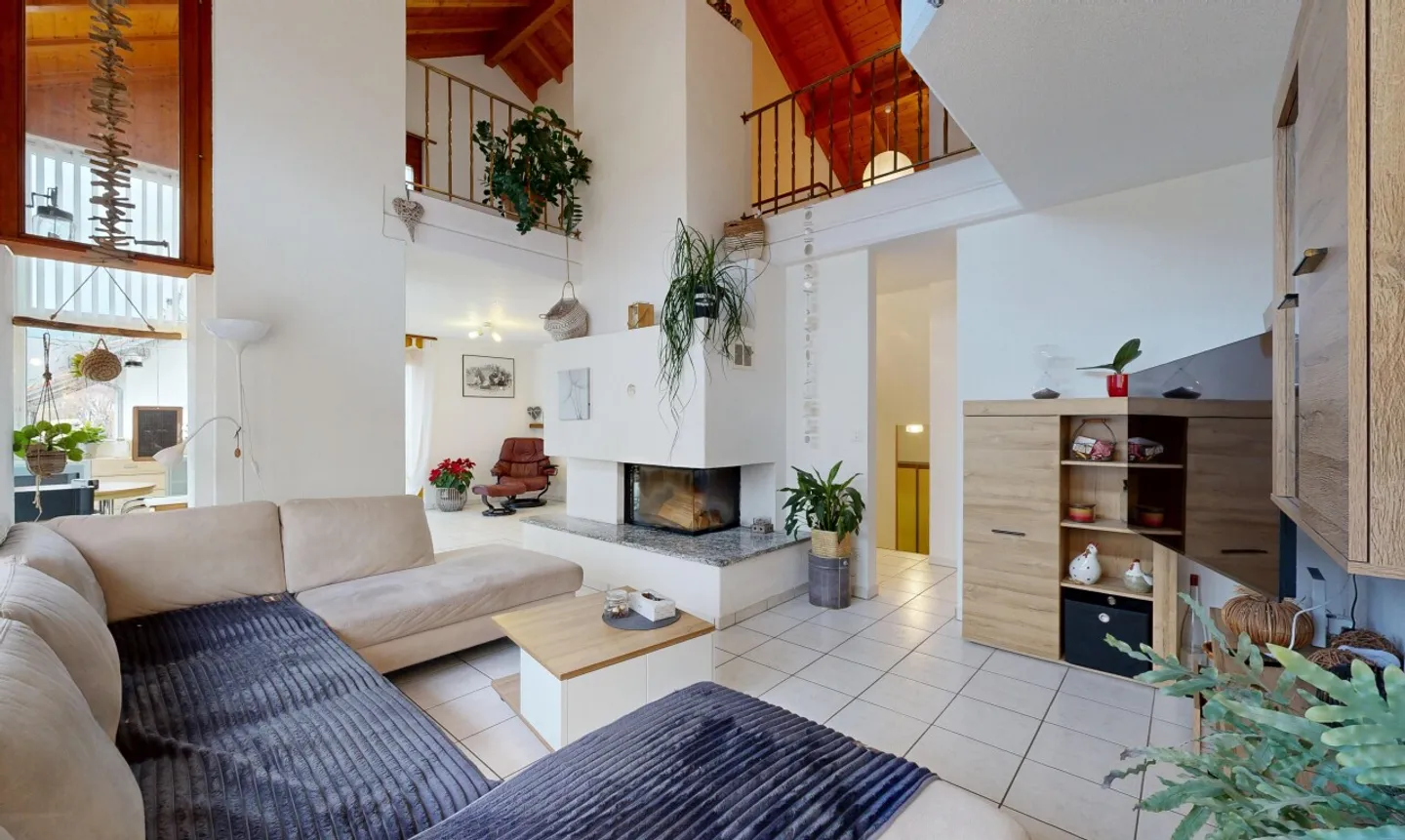 Una villa immersa nella luce, sospesa tra cielo e montagne - Foto 7 di 11