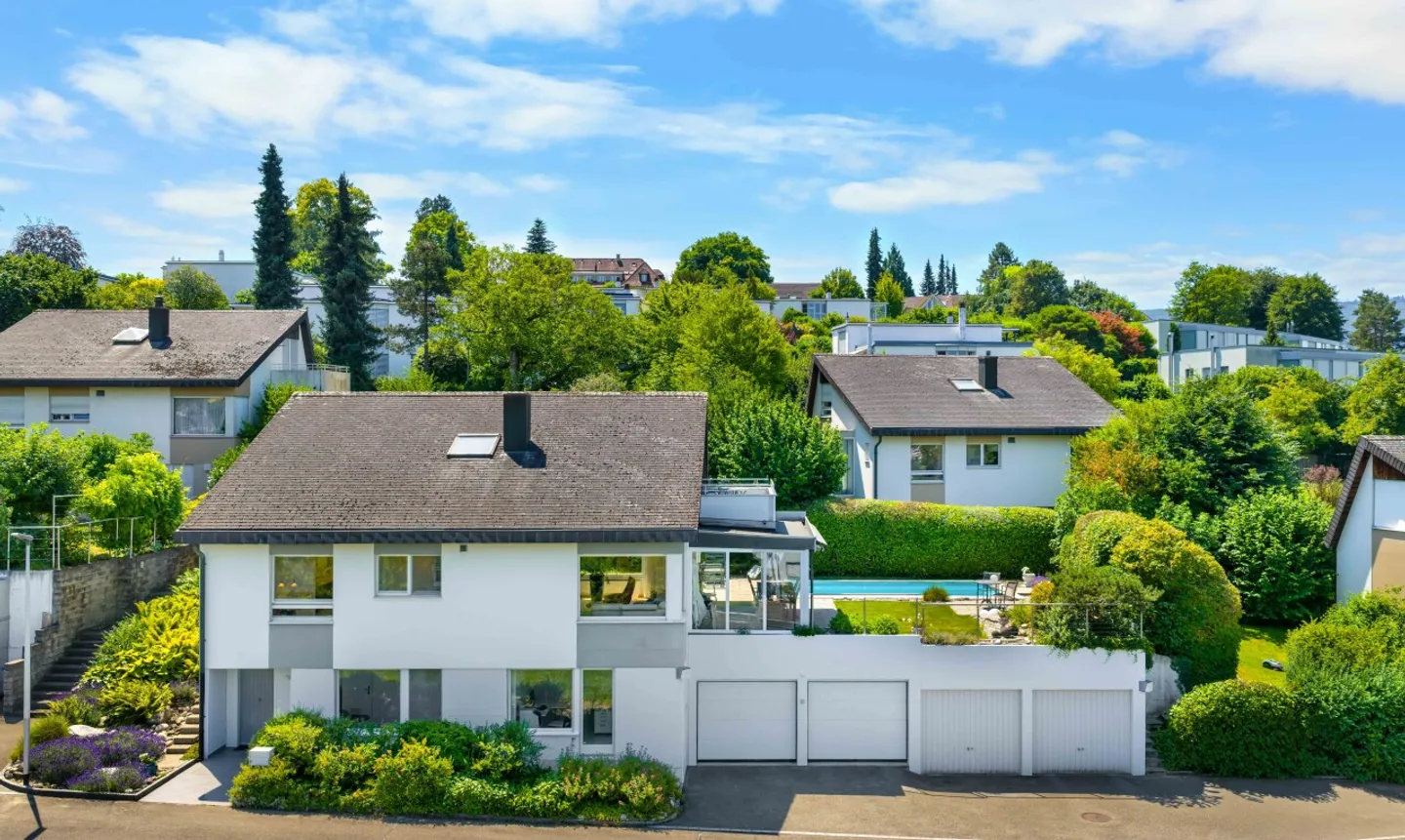 Maison individuelle de 6 pièces dans une impasse calme avec piscine extérieure - Photo 1 sur 11