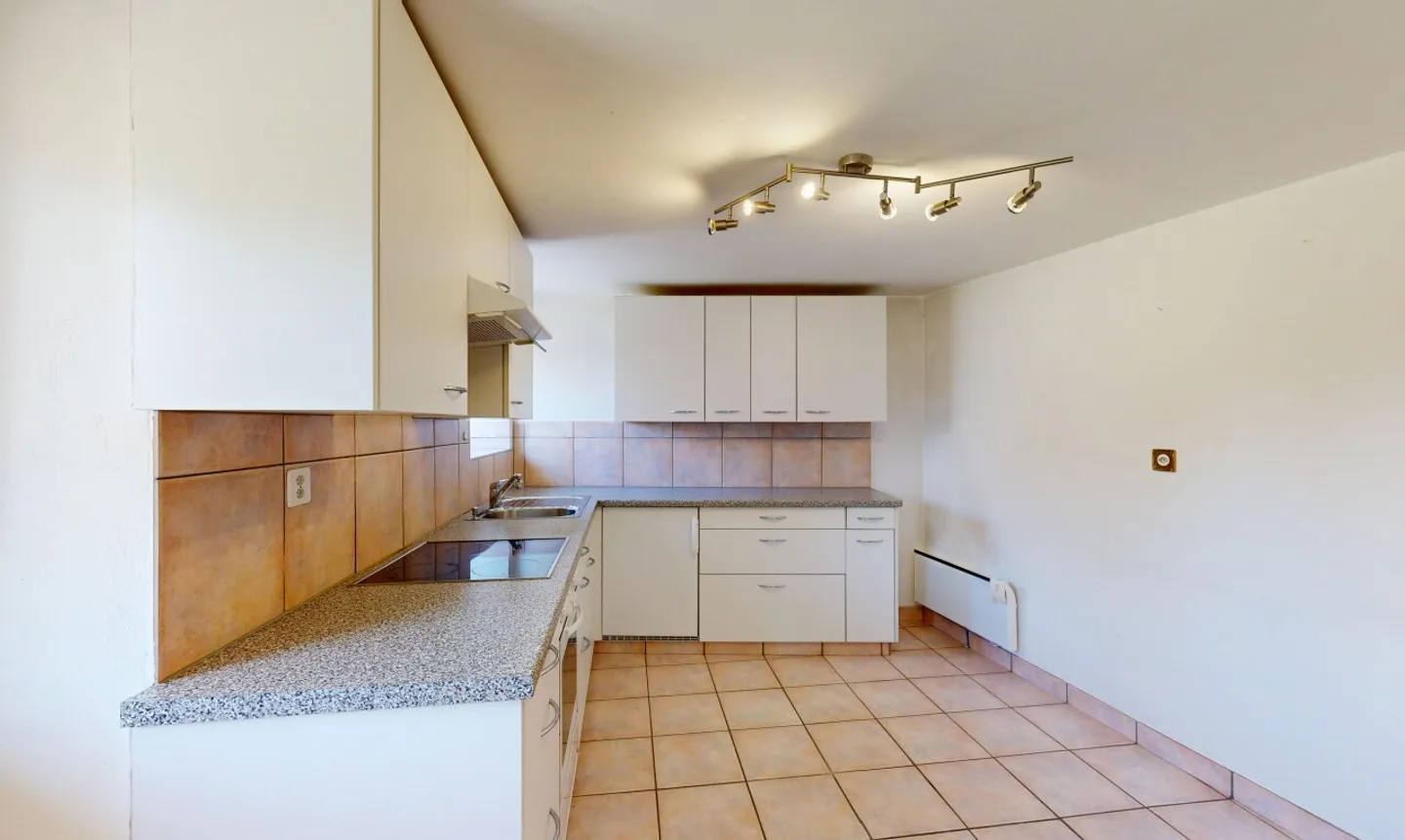 Appartement 2.5 pièces à Erde – Calme absolu et fort potentiel - Photo 4 of 11