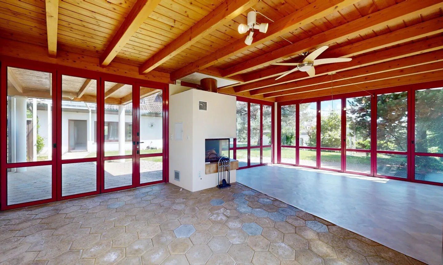Affascinante casa con 6 camere in una posizione tranquilla e elevata - Foto 10 di 11