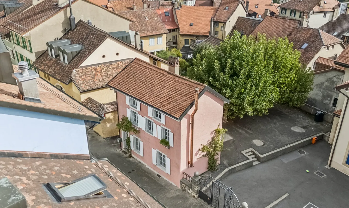 Charming individual villa with 3.5 rooms in the old town - Photo 1 of 11