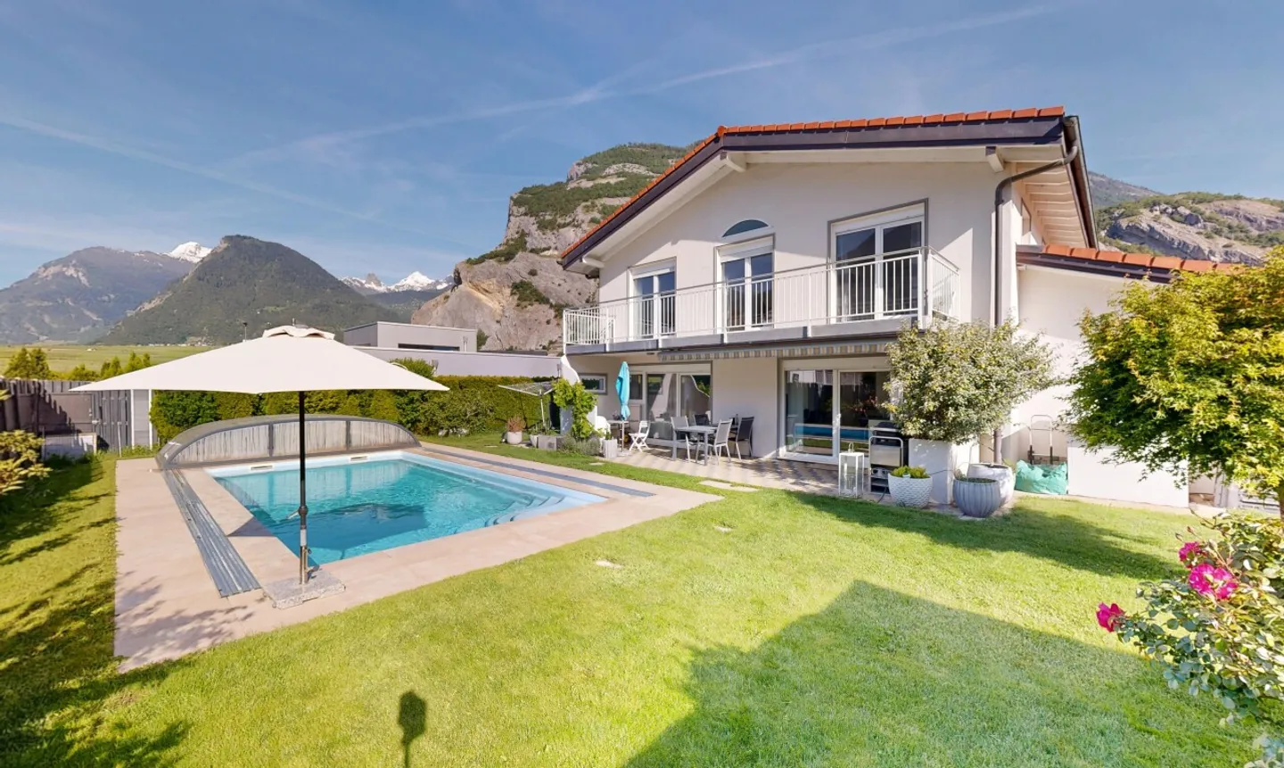 Stunning 6.5 Villa of 190m² with recent pool & garden - Photo 1 of 11