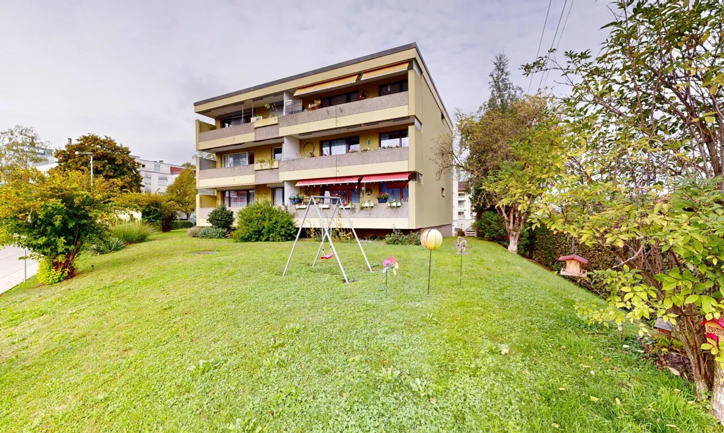 Appartamento soleggiato di 3,5 stanze con balcone e due posti auto - Foto 3 di 13