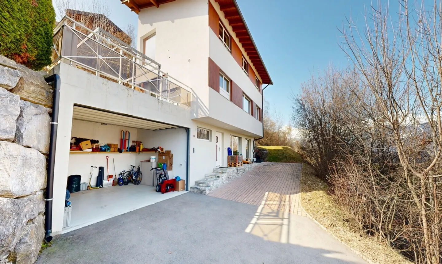 Spacious family home with terrace - Photo 2 of 11