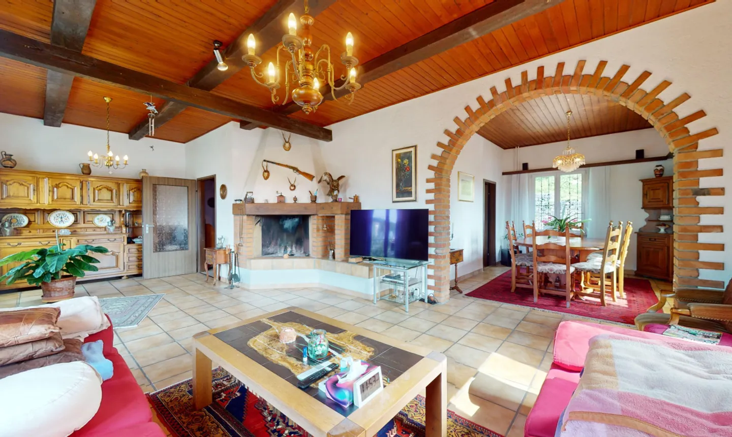 Maison individuelle de 9,5 pièces située au centre avec beaucoup de potentiel - Photo 5 sur 13