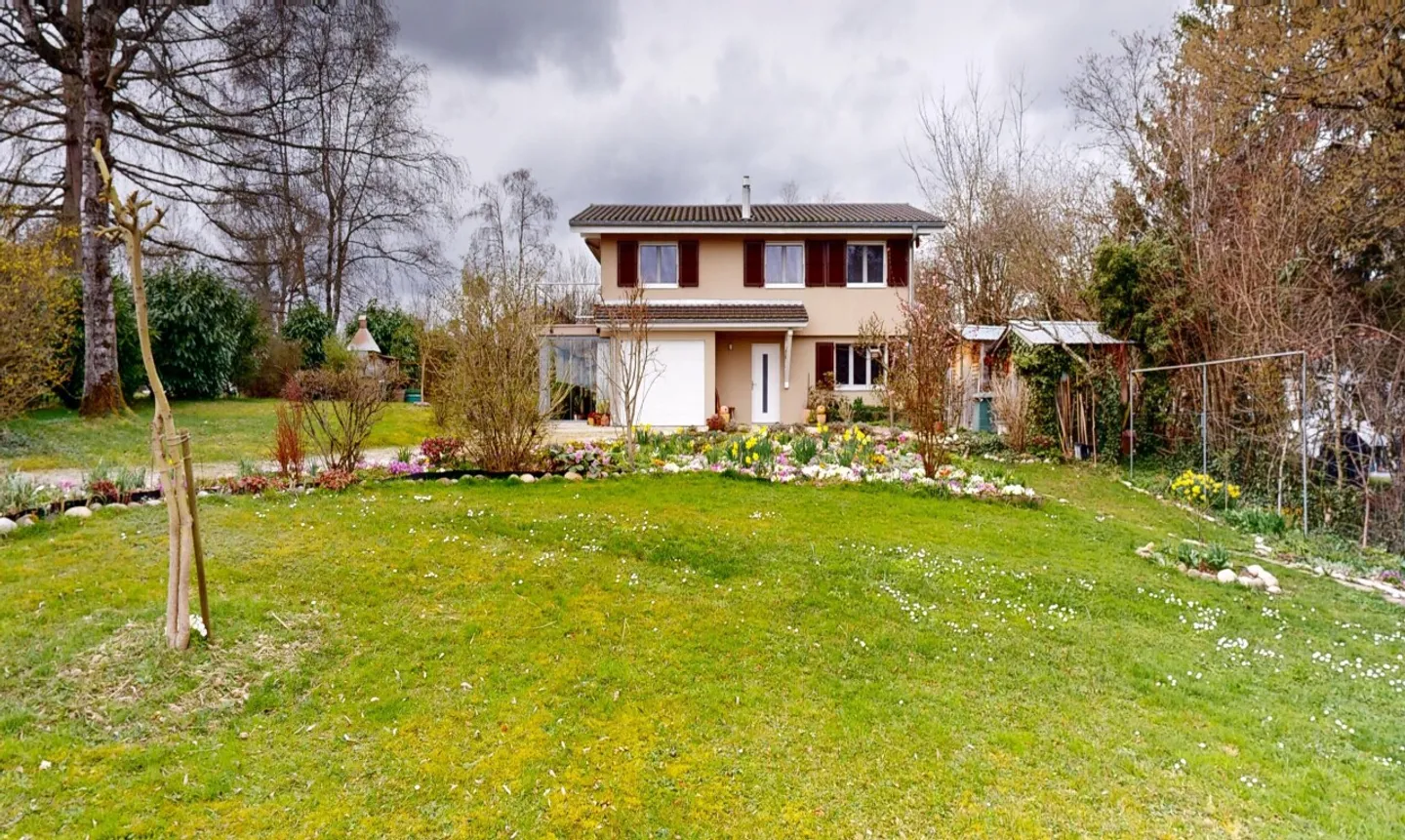 House surrounded by nature on 2540 m² - Photo 2 of 11