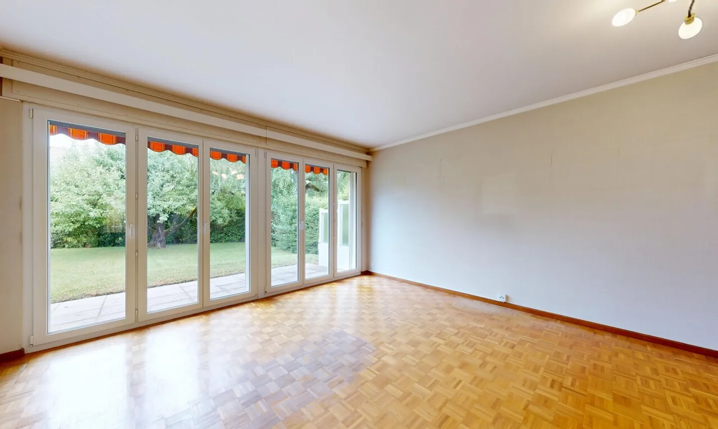 Villa to renovate with great potential, unique opportunity in Vessy - Photo 2 of 11