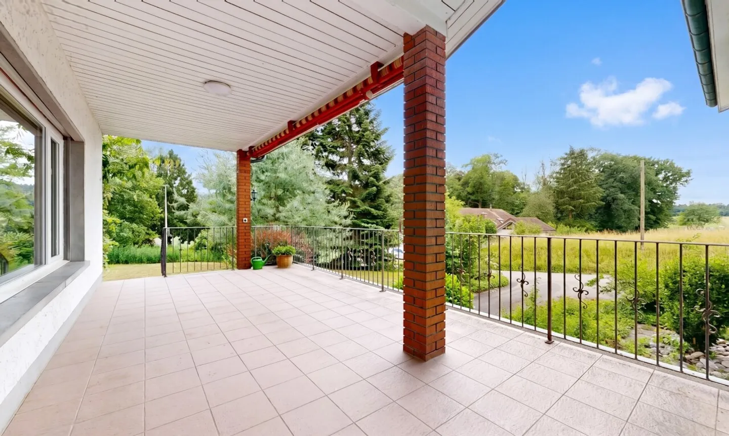 Single-family house with separate studio - Photo 3 of 11