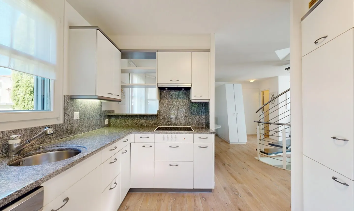 Attractive 5.5-room triplex apartment with private garden - Photo 3 of 11