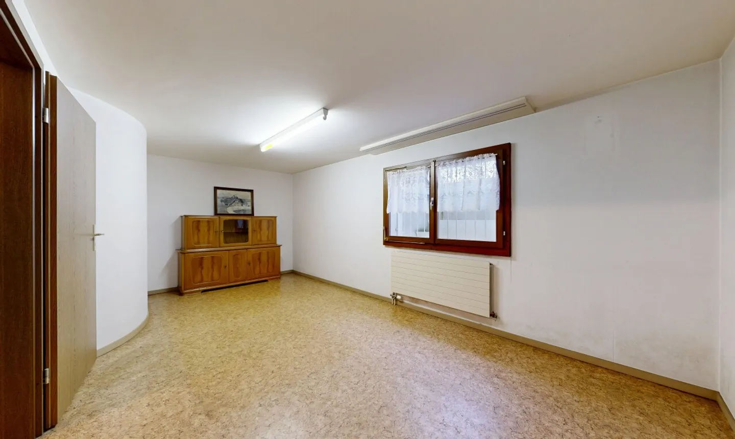 Spacious End Row House with Garden and Converted Attic - Photo 8 of 11