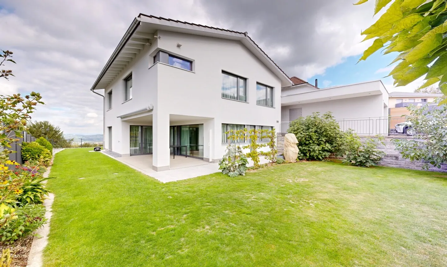 Maison individuelle exclusive, presque neuve de 7,5 pièces avec vue dégagée - Photo 1 sur 11