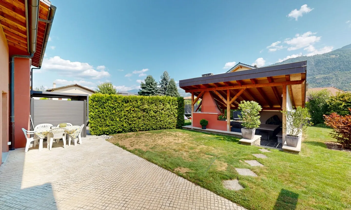 Charming House with Private Garden - Photo 8 of 11