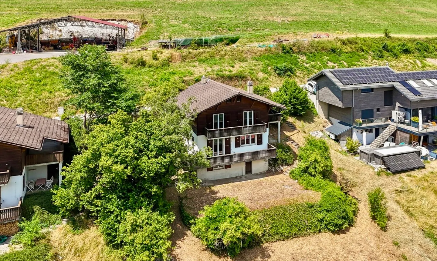 Vista panoramica e fascino autentico: Un chalet da reinventare - Foto 3 di 13