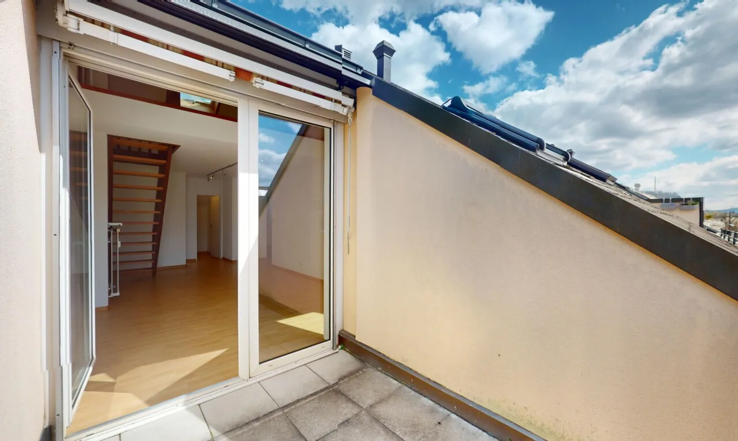 Appartamento attico elegante di 2,5 stanze con balcone a Riehen - Foto 11 di 13