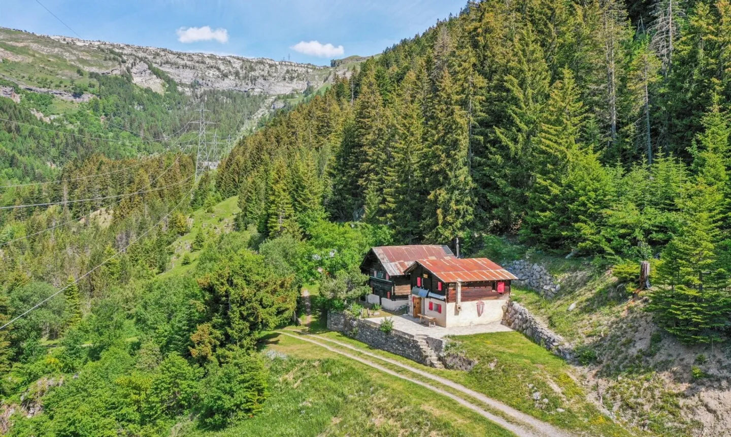 Renovated Mayen along a private path Savièse/Sanetsch easily accessible - Photo 1 of 11