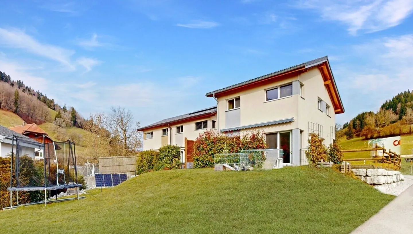 Bright individual villa with garden - Photo 1 of 11
