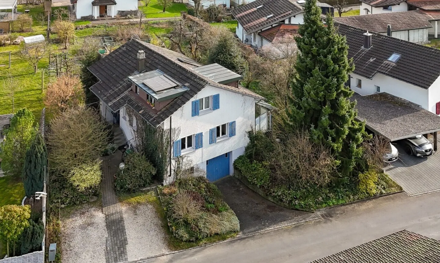 Charming 7.5-room house on a large plot with a lot of potential - Photo 1 of 11