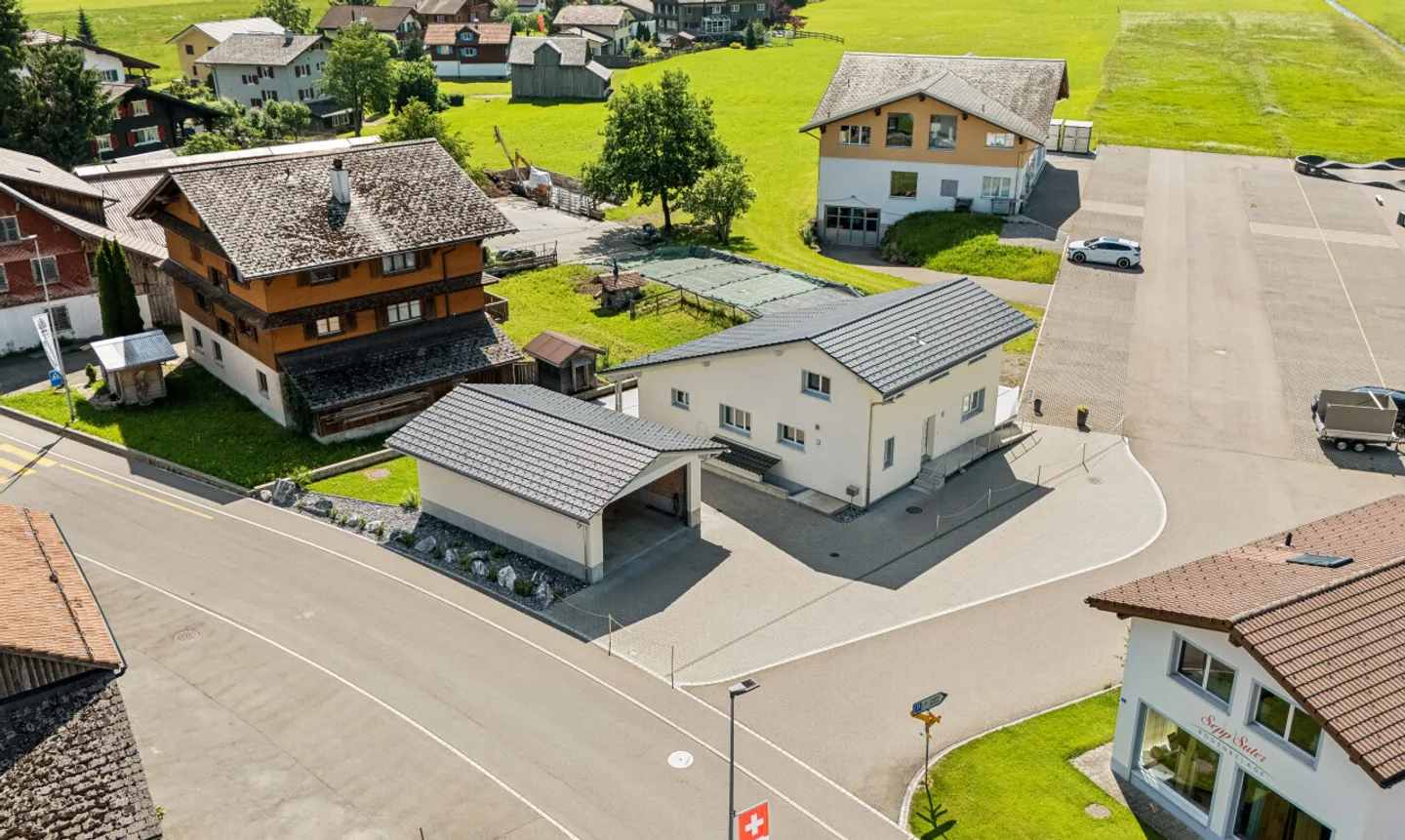 Geräumiges Einfamilienhaus mit Garage - Foto 2 von 11