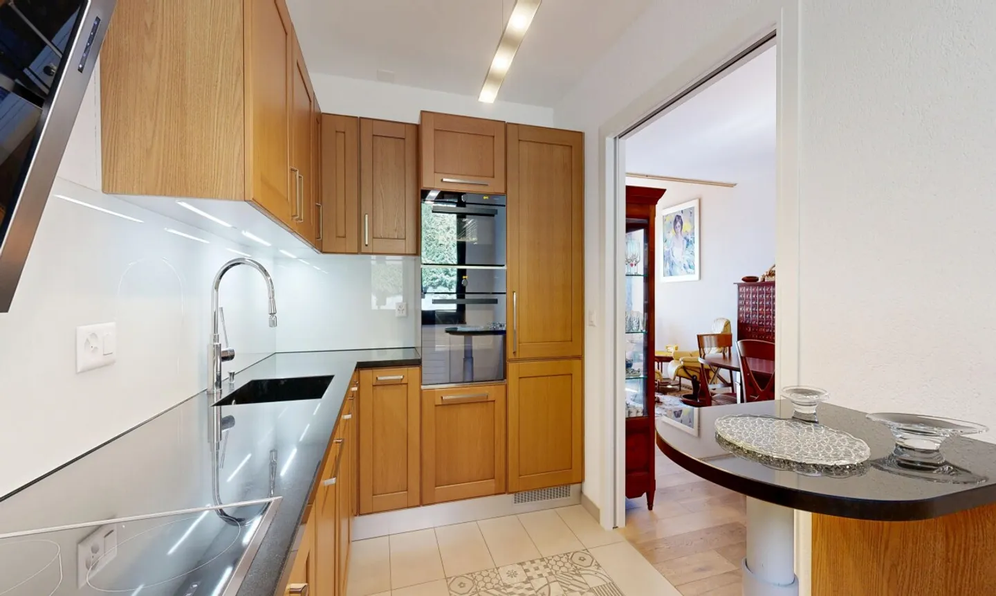 Großes freistehendes Haus, eingebettet in eine grüne Umgebung - Foto 8 von 13