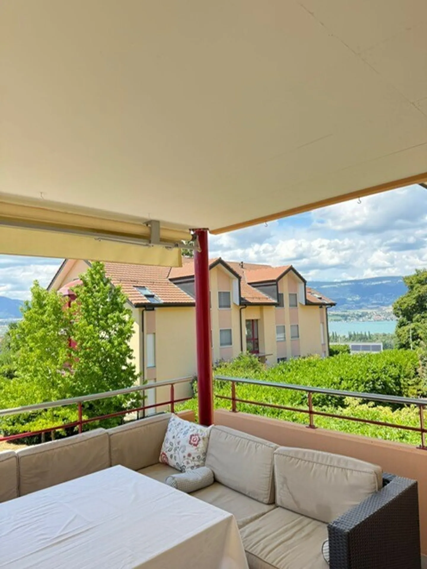 Geräumige, helle Wohnung mit atemberaubendem Seeblick! - Foto 1 von 13