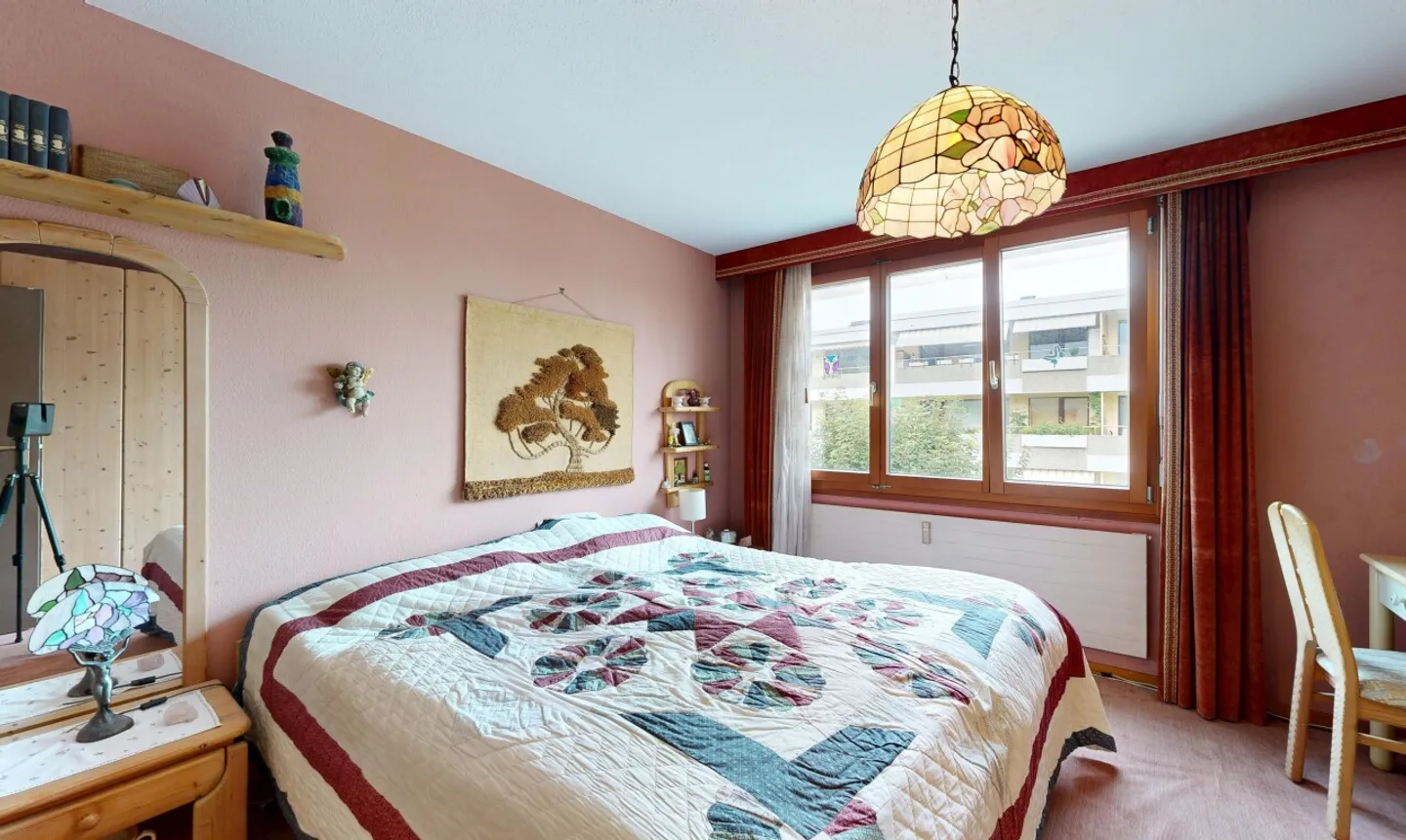 Appartamento soleggiato di 3,5 stanze con balcone e due posti auto - Foto 11 di 13