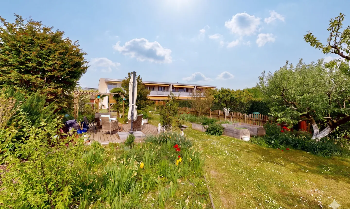 Beautiful 4.5-room apartment with a magnificent garden in a quiet area in Bussigny - Photo 1 of 11