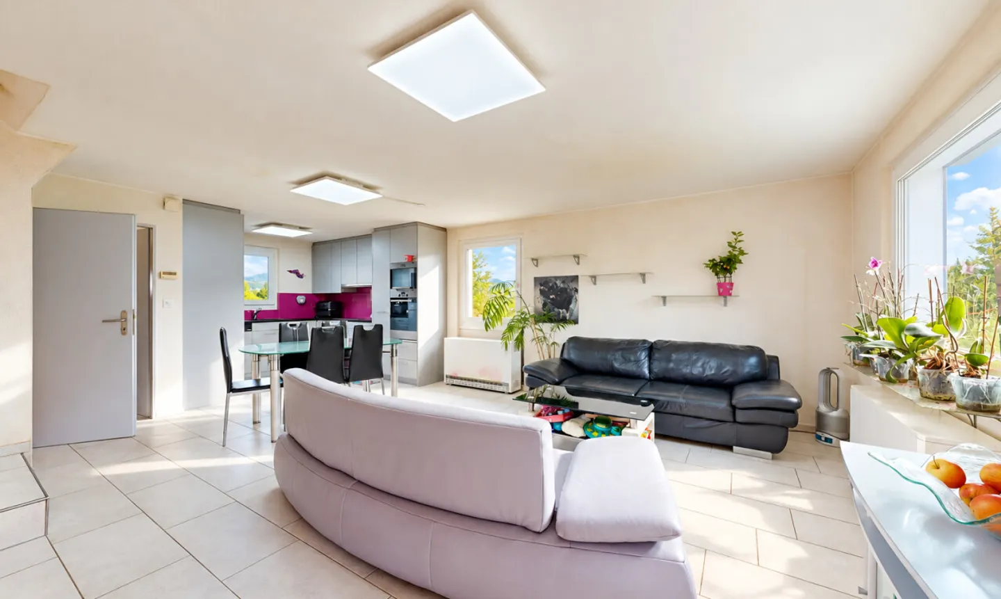 5.5-Room Corner Townhouse with Generous Garden and Far-Reaching Views - Photo 4 of 11