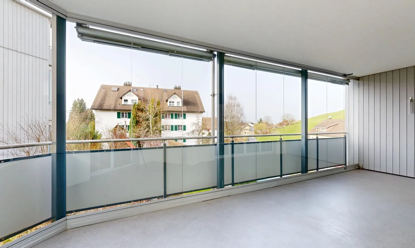 Luminoso appartamento di 4,5 stanze con balcone vetrato - Foto 2 di 11