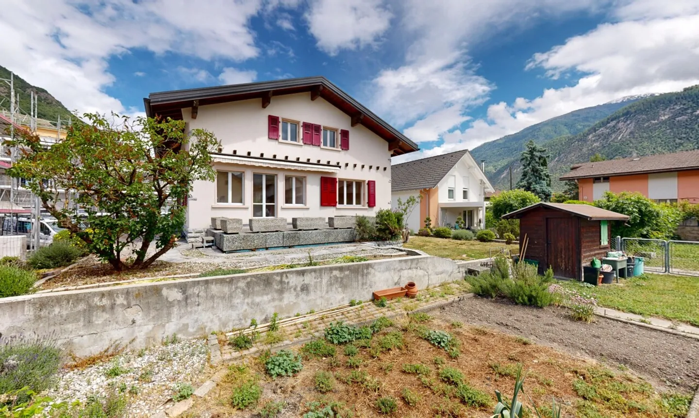 House with great potential in the heart of Saint-Léonard - Photo 1 of 11