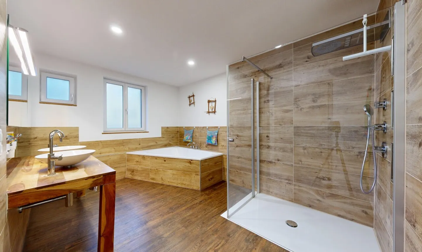 Characterful Semi-Detached Single-Family House Including Commercial Space - Photo 9 of 11