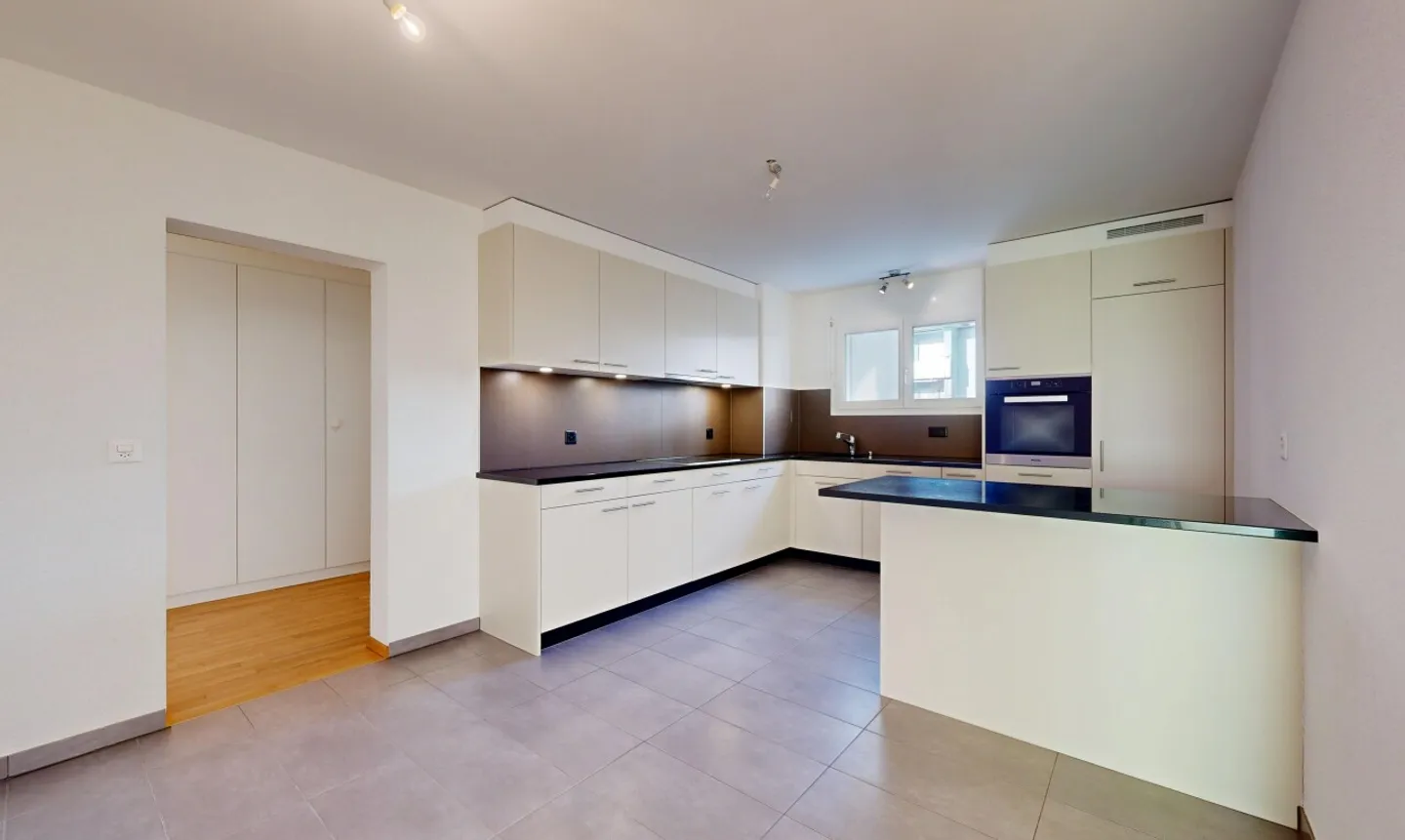 Large 4.5-room apartment in a peaceful neighborhood of Chailly - Photo 9 of 11