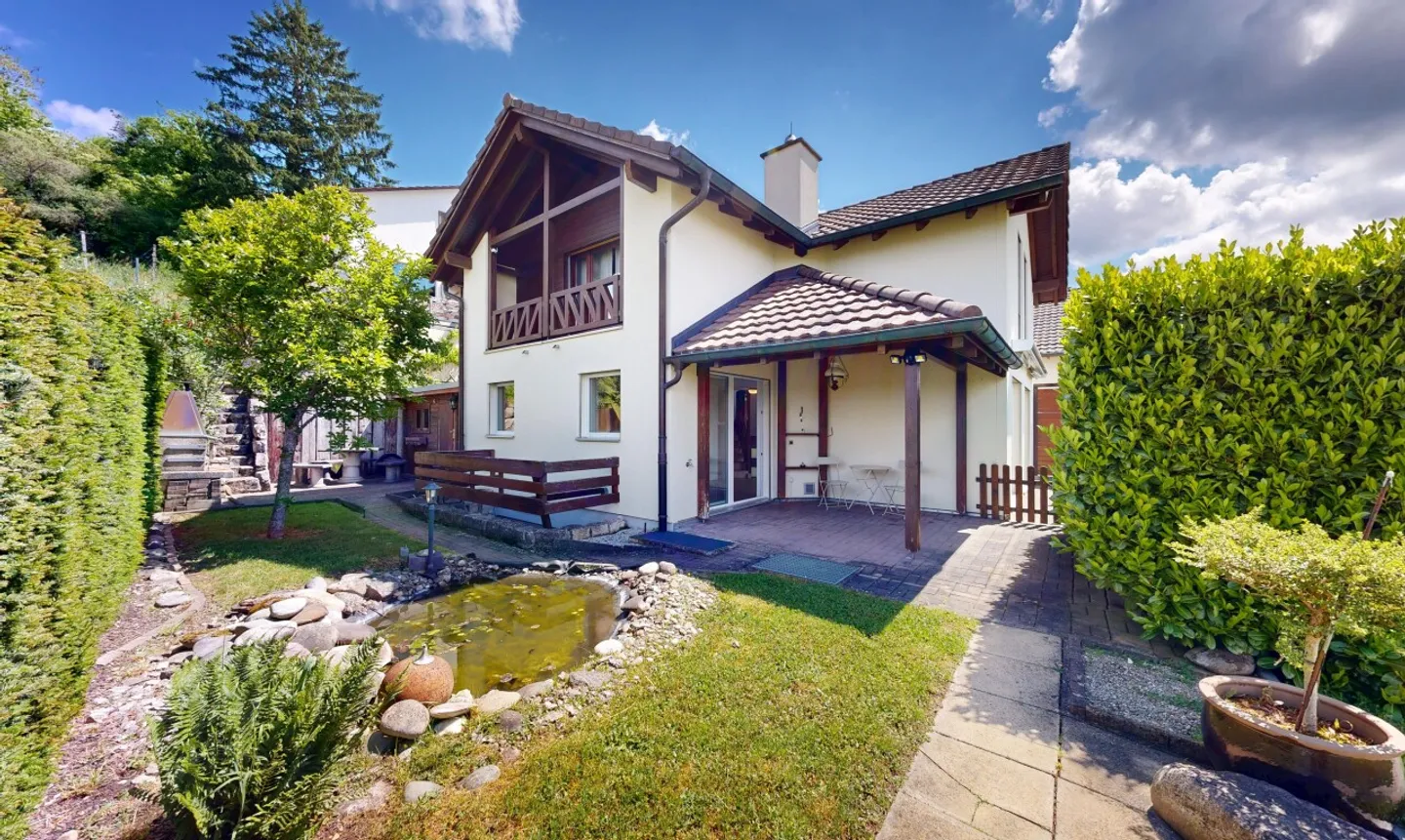 Einfamilienhaus mit viel Privatsphäre und unverbaubarem Ausblick - Photo 1 sur 11