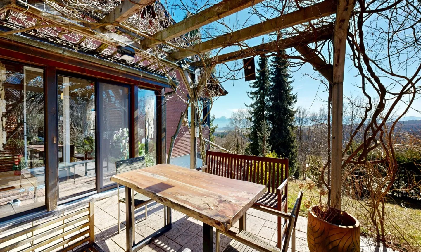 Großes freistehendes Haus, eingebettet in eine grüne Umgebung - Foto 12 von 13