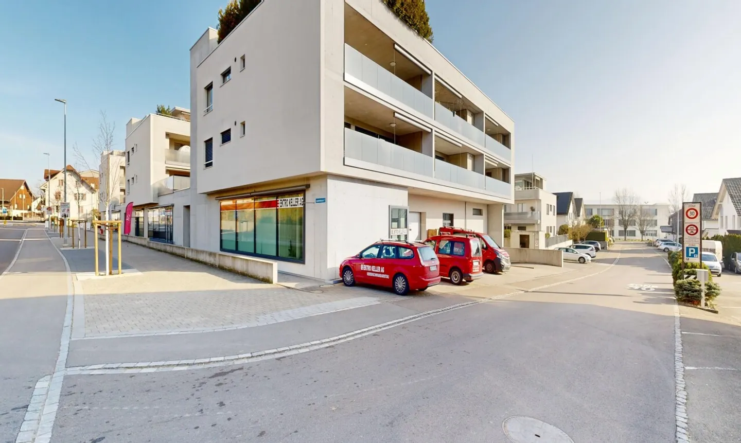 Appartamento moderno di 3,5 stanze con grande balcone e 2 posti auto - Foto 1 di 11