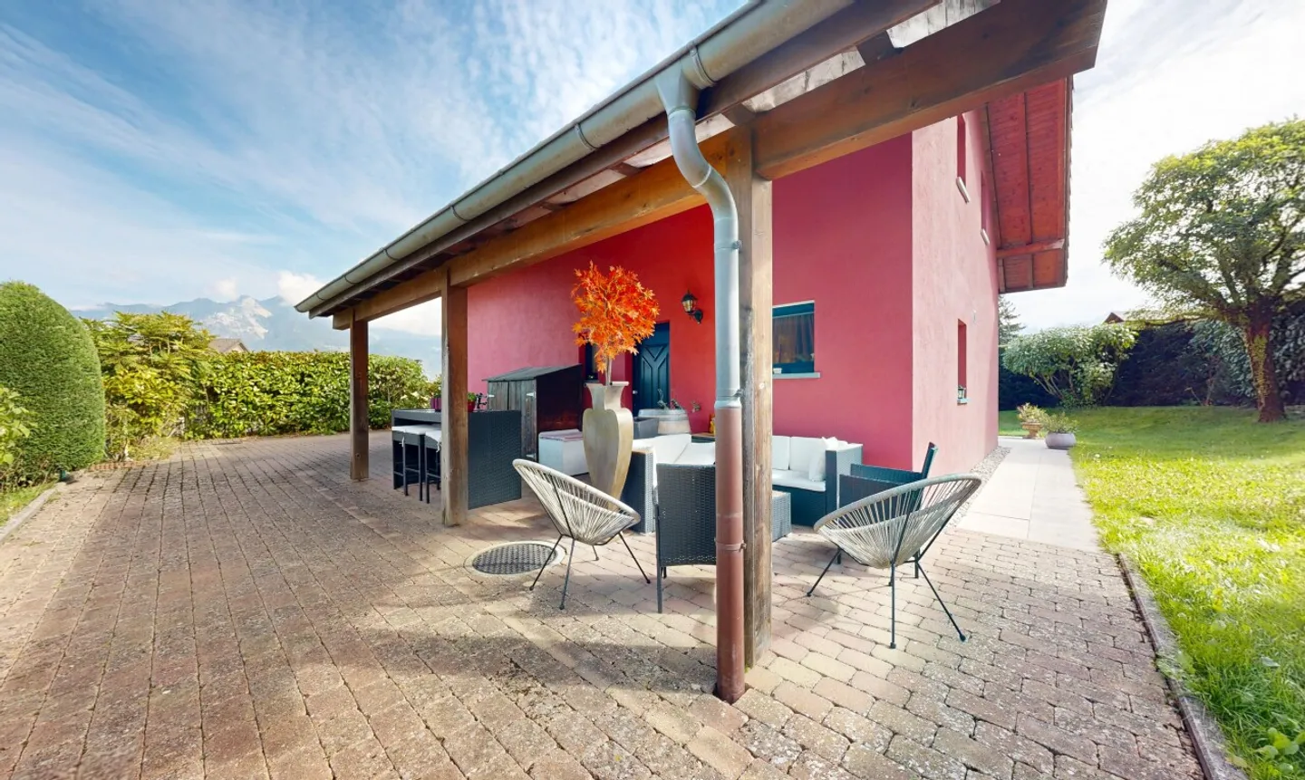 Charming spacious house with beautiful outdoor space - Photo 2 of 11