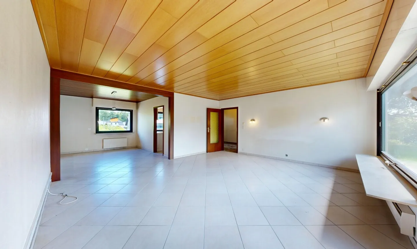 Affascinante casa con 6 camere in una posizione tranquilla e elevata - Foto 3 di 11