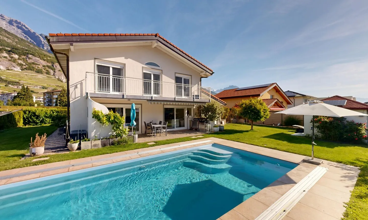 Stunning 6.5 Villa of 190m² with recent pool & garden - Photo 2 of 11