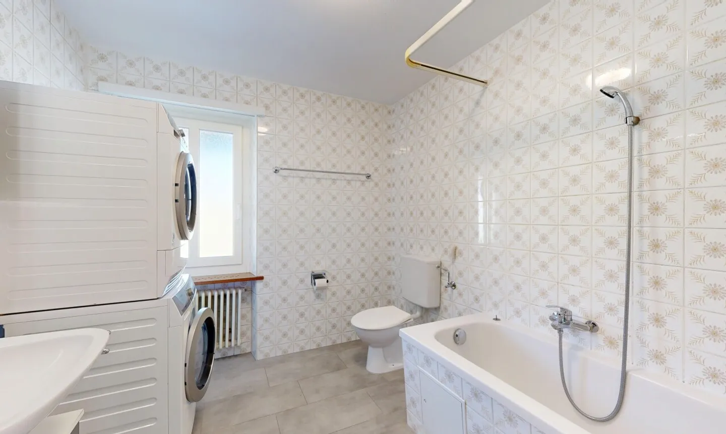 Bright family house with garden and great potential - Photo 7 of 11