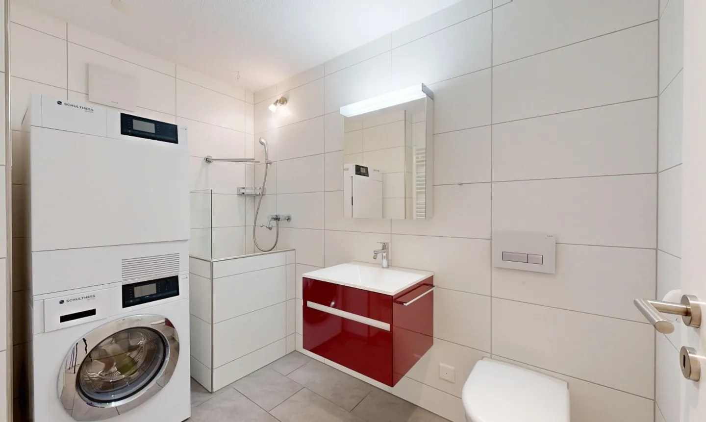 Moderno, luminoso e centralmente situato con bella vista - Foto 10 di 11