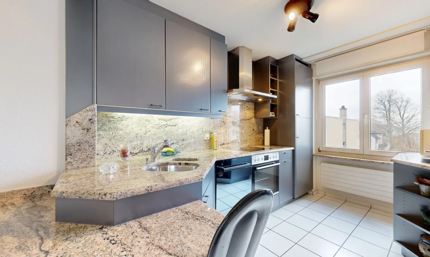 Luminoso appartamento di 3,5 locali con balcone e garage a Schönenwerd - Foto 4 di 11