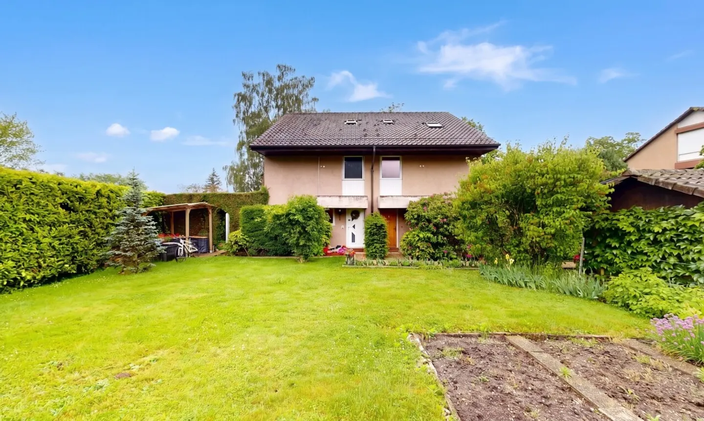 Semi-Detached House with Garden a Few Steps from the Lake - Photo 1 of 11