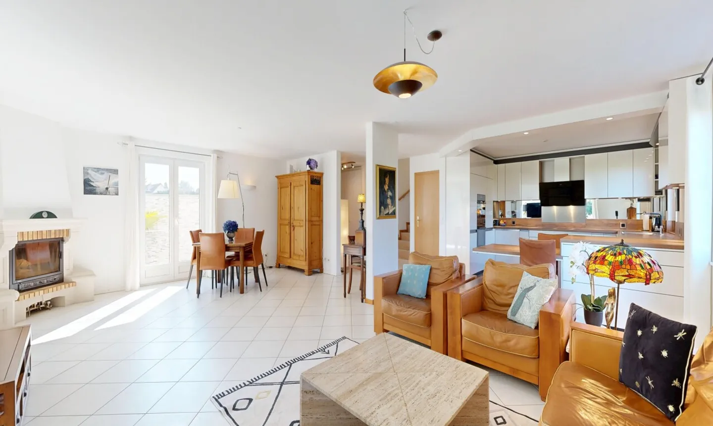 Casa a schiera con grande giardino e volumi generosi - Foto 4 di 11