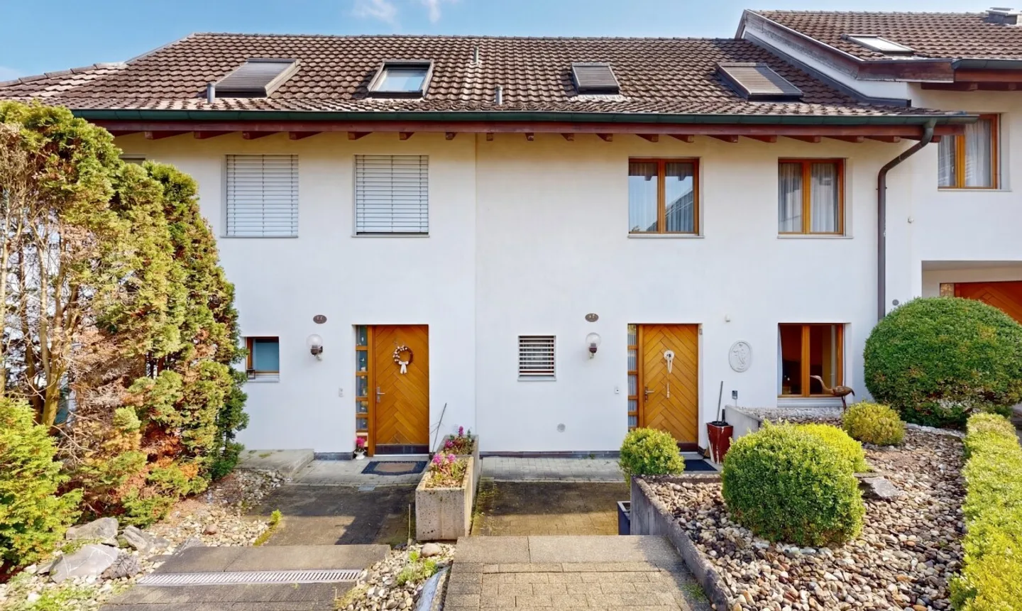 Terraced house with plenty of space for living and working - Photo 1 of 11