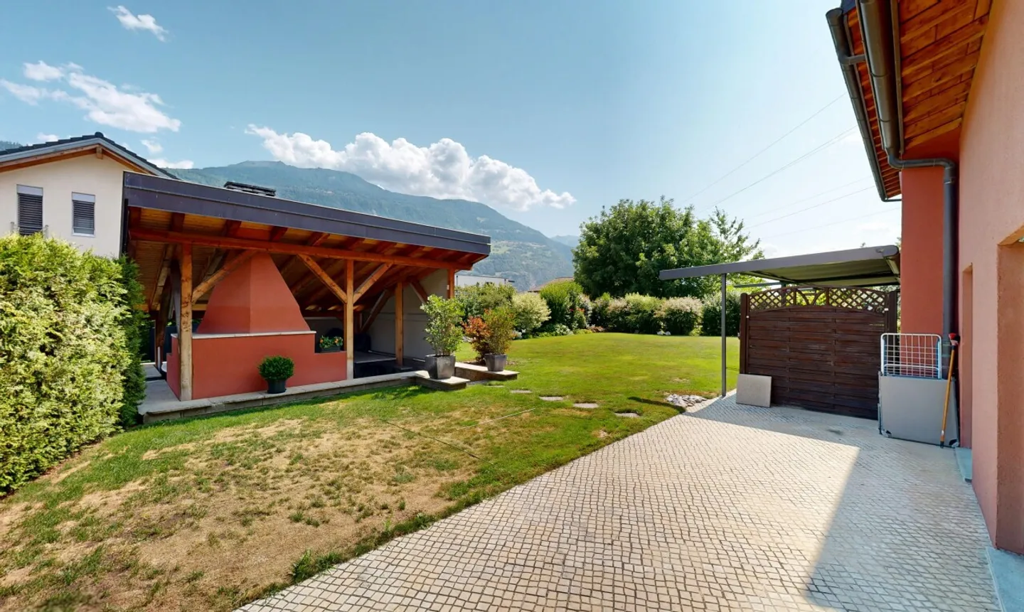 Charming House with Private Garden - Photo 4 of 11