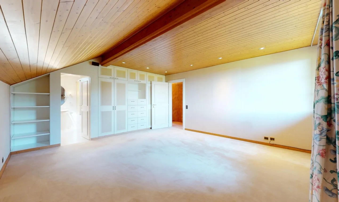 Fascino e spazio: casa con vista libera sul lago e sulle montagne - Foto 9 di 13